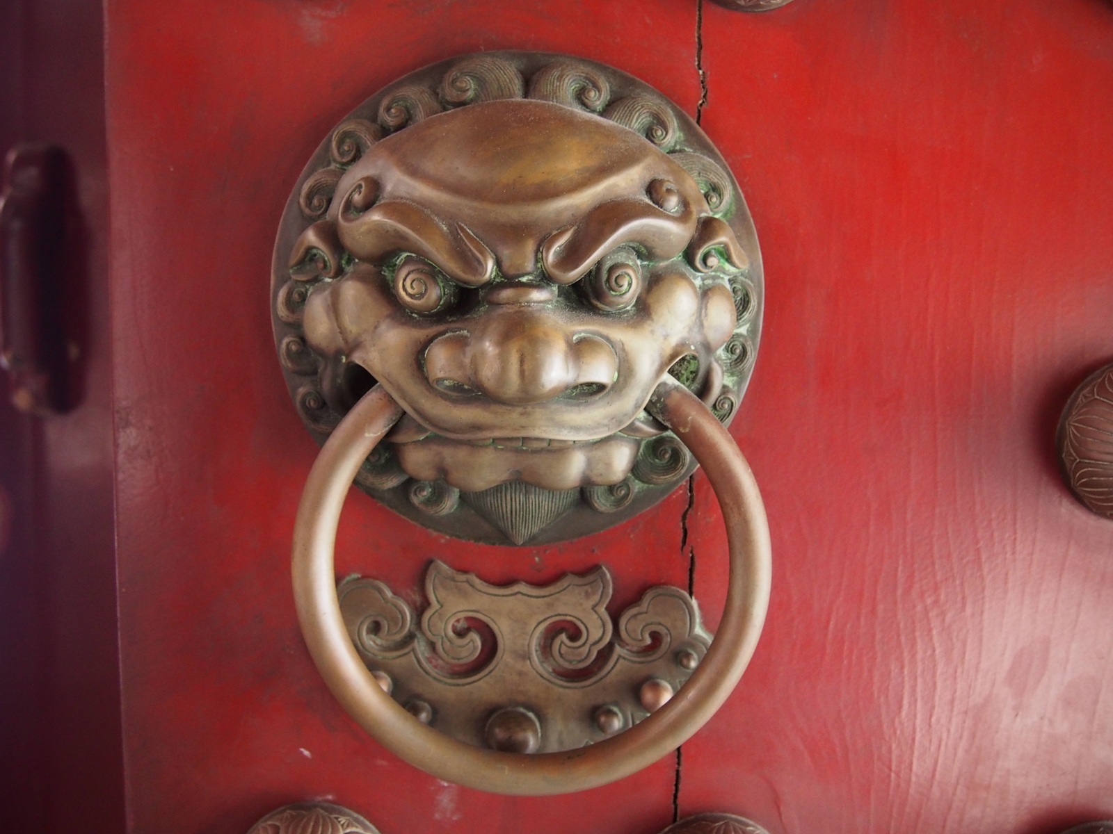 Door handle to the Budda Tooth Relic Temple in Chinatown