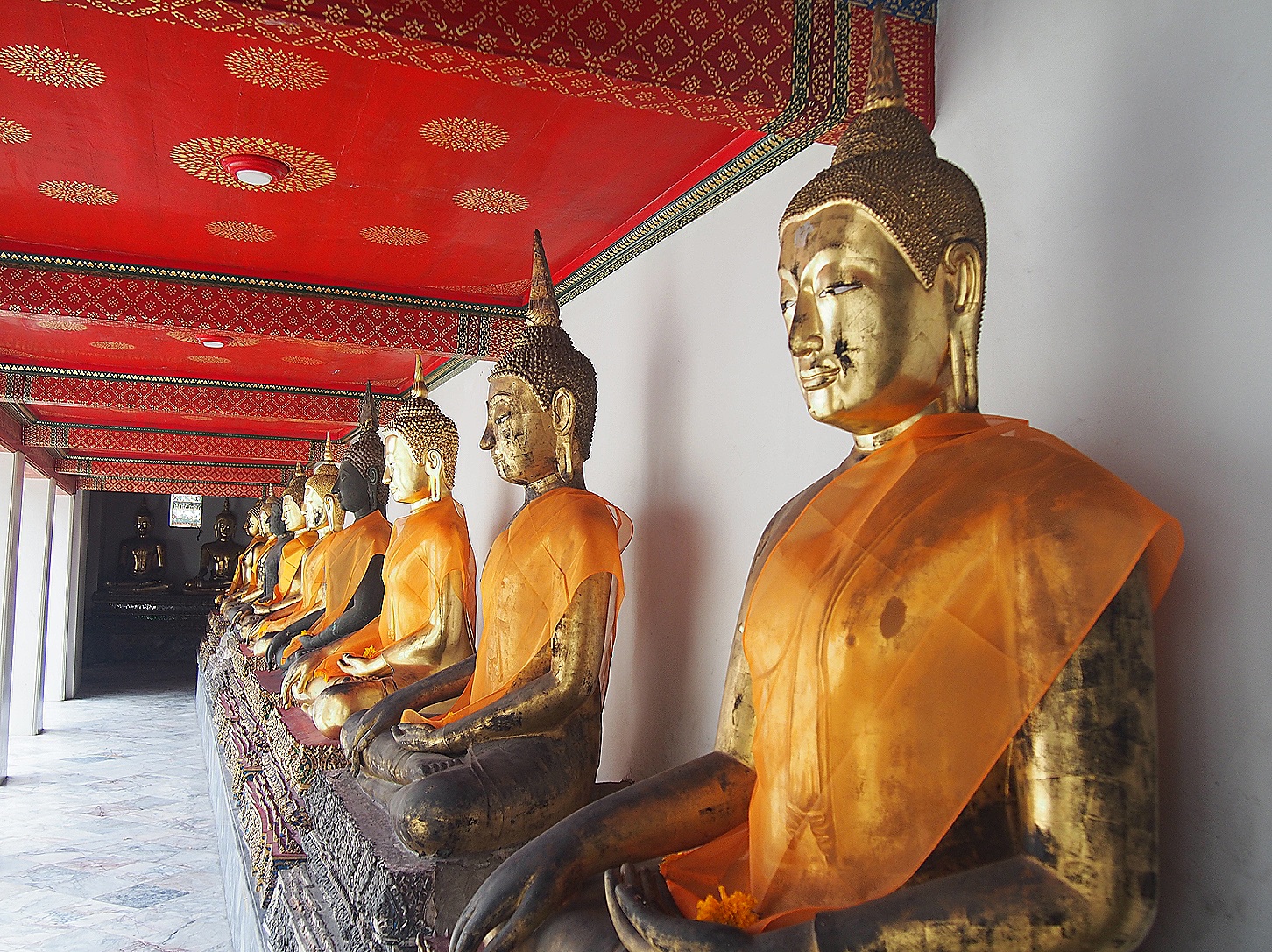 Line of Buddhas in Wat Pho 